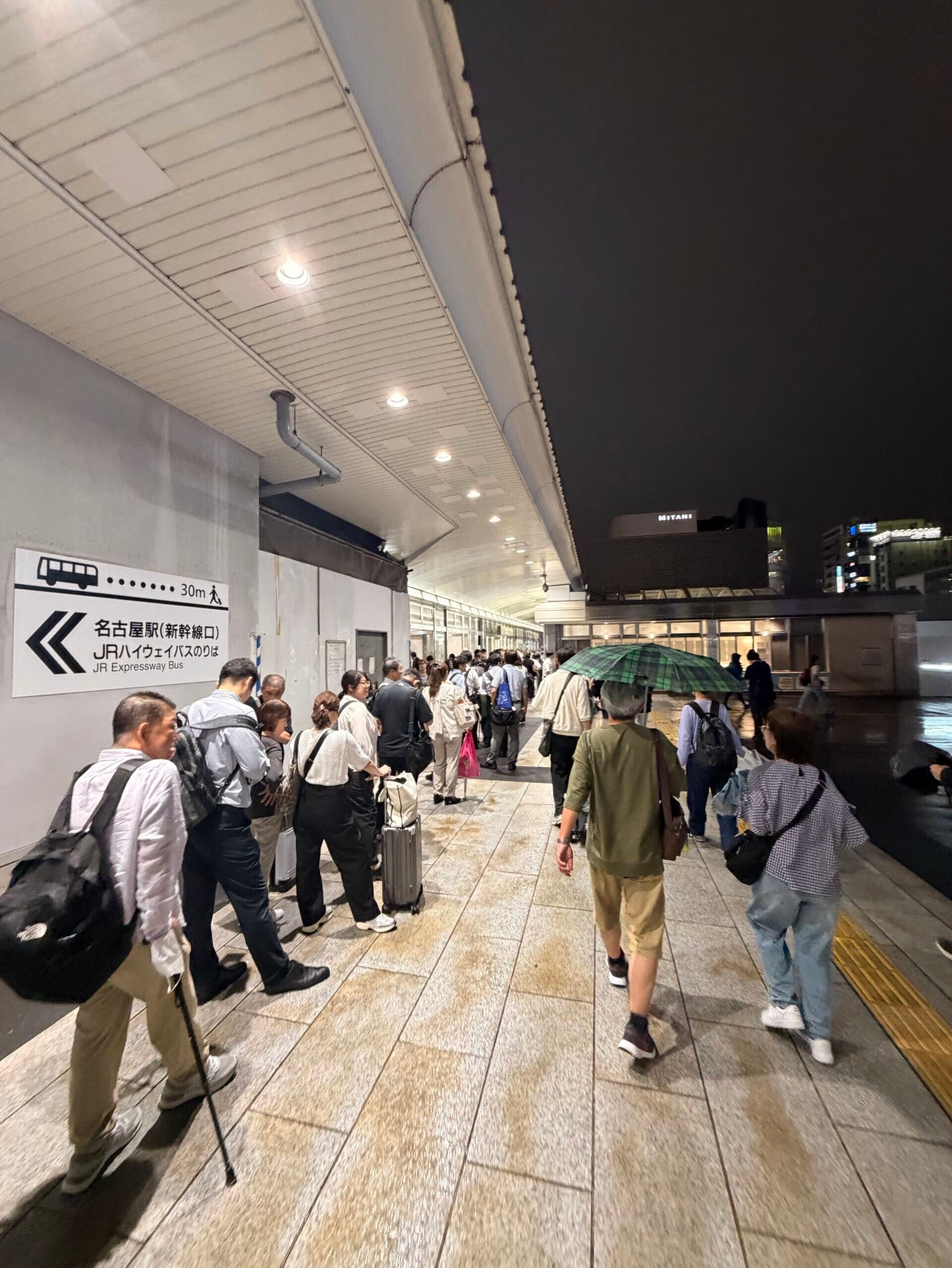 名古屋日前暴雨,無阻上班族返工的決心(Threads圖片)