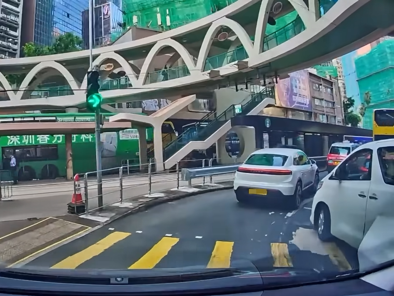 片主駕駛車輛由銅鑼灣邊寧頓街轉入怡和街。(今日有嘢講Today Review67)