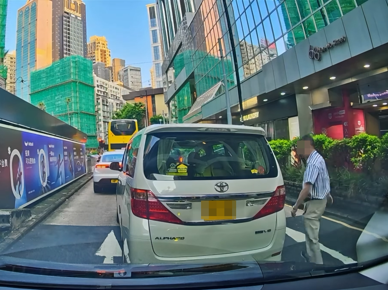 七人車司機一邊叫罵一邊返回車。(今日有嘢講Today Review67)