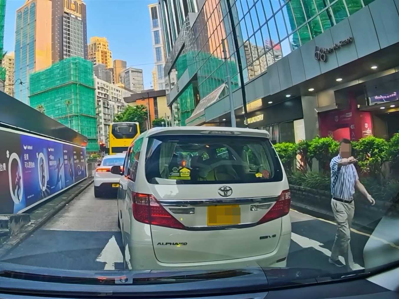 七人車司機疑不滿「被砵」,手持大鉸剪落車指向片主。(今日有嘢講Today Review67)