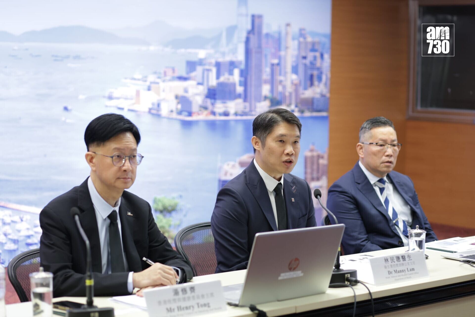香港香煙與健康委員會主席湯修齊、衛生署控煙辦公室主任林民聰及香港中文大學醫學院那打素護理學院教授李浩祥。(鍾式明攝)