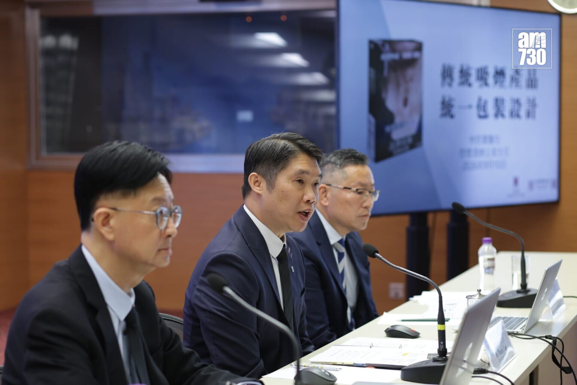 香港香煙與健康委員會主席湯修齊、衛生署控煙辦公室主任林民聰及香港中文大學醫學院那打素護理學院教授李浩祥。(鍾式明攝)
