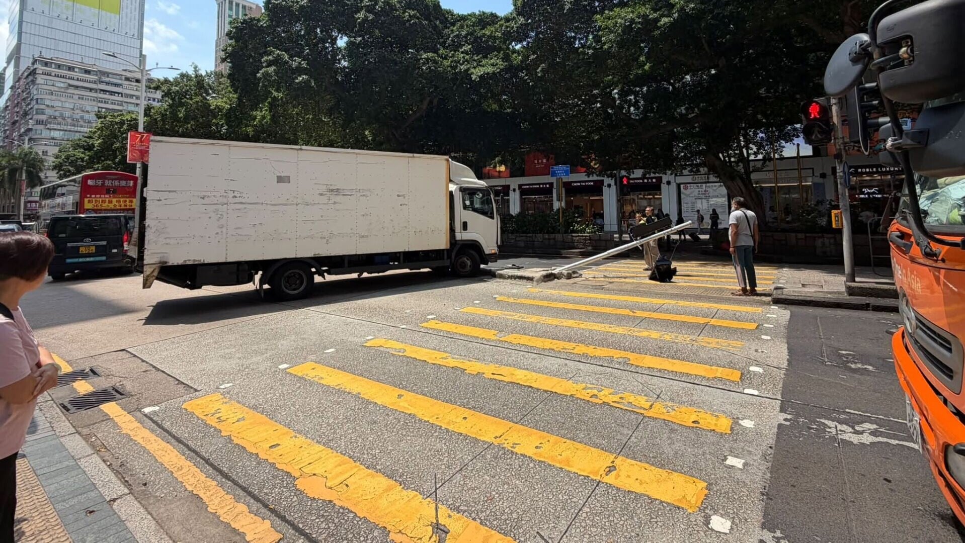 尖沙咀一輛中型貨車沿加連威老道右轉彌敦道往旺角方向，失控撞毀安全島上一支交通燈柱(馬路的事 (即時交通資訊台)fb)