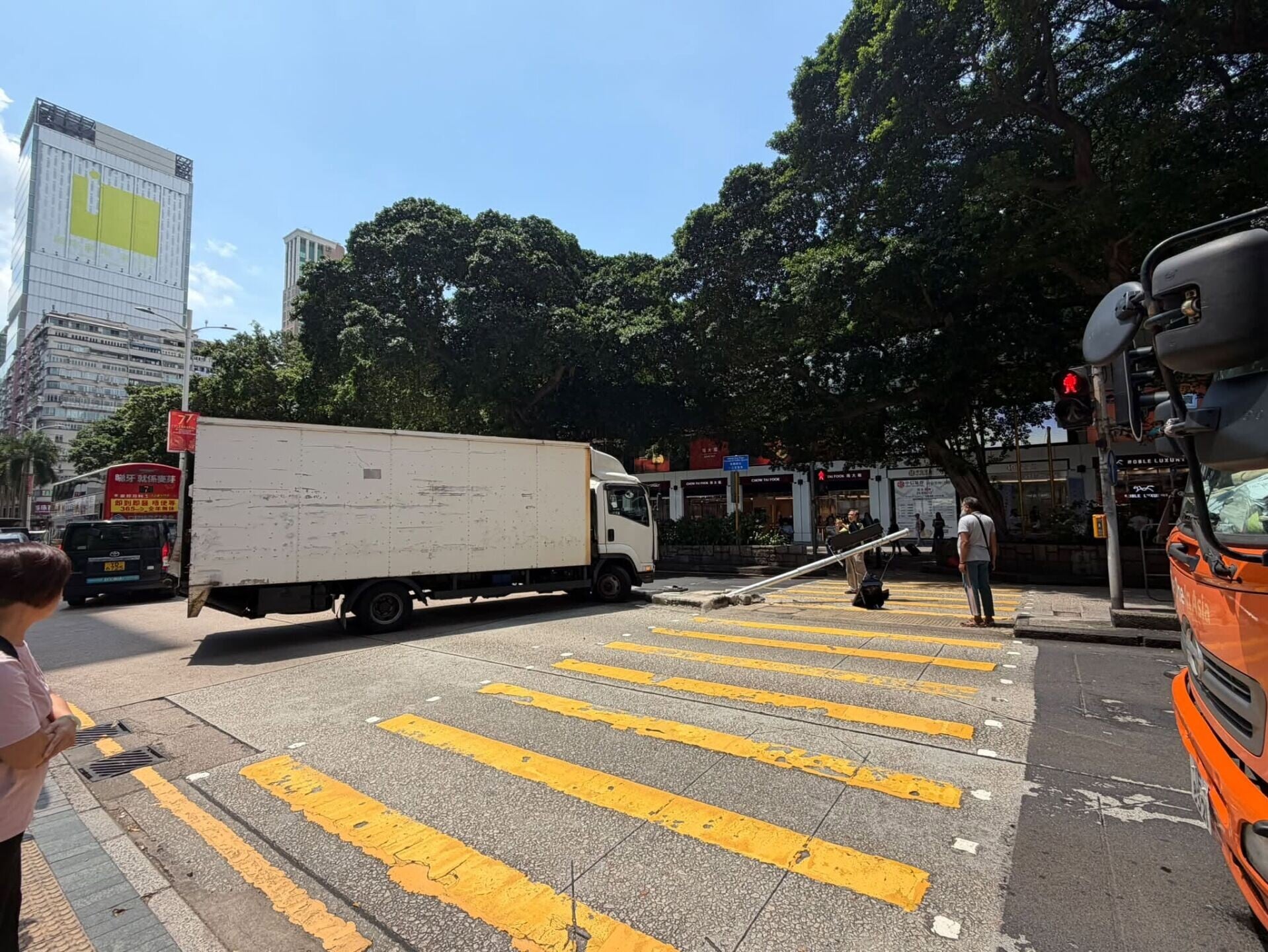 尖沙咀一輛中型貨車沿加連威老道右轉彌敦道往旺角方向,失控撞毀安全島上一支交通燈柱(馬路的事 (即時交通資訊台)fb)