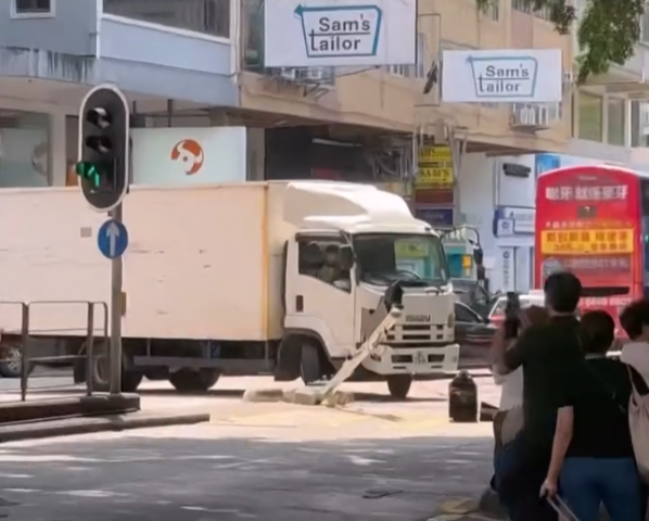 尖沙咀一輛中型貨車沿加連威老道右轉彌敦道往旺角方向,失控撞毀安全島上一支交通燈柱(Threads)