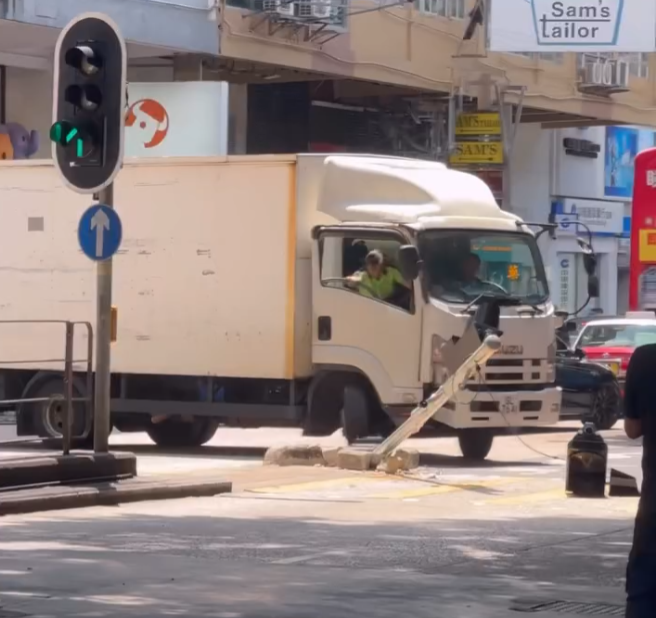 尖沙咀一輛中型貨車沿加連威老道右轉彌敦道往旺角方向,失控撞毀安全島上一支交通燈柱(Threads)