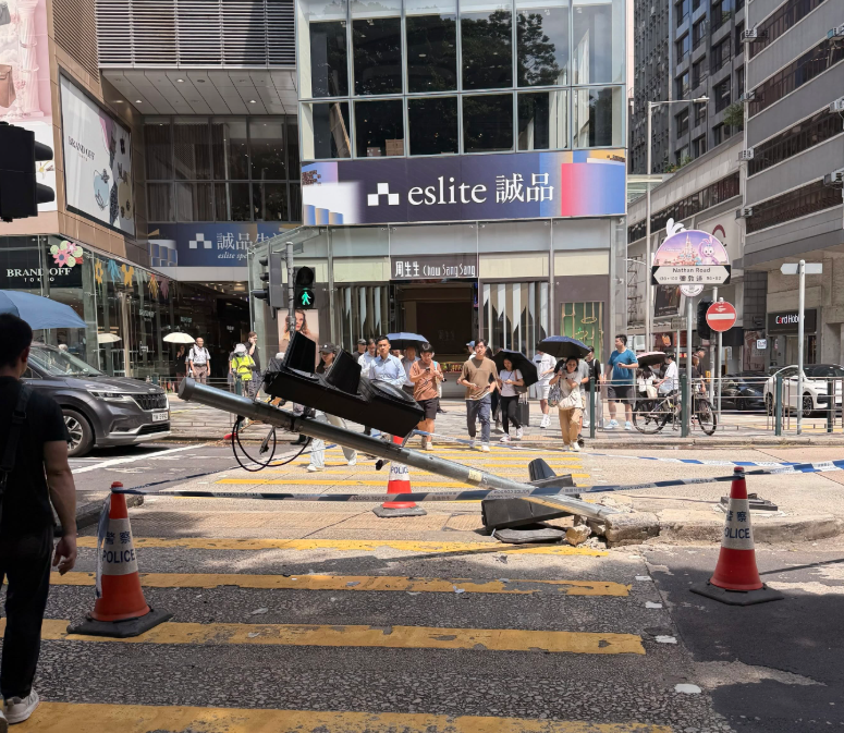尖沙咀一輛中型貨車沿加連威老道右轉彌敦道往旺角方向,失控撞毀安全島上一支交通燈柱(Threads)