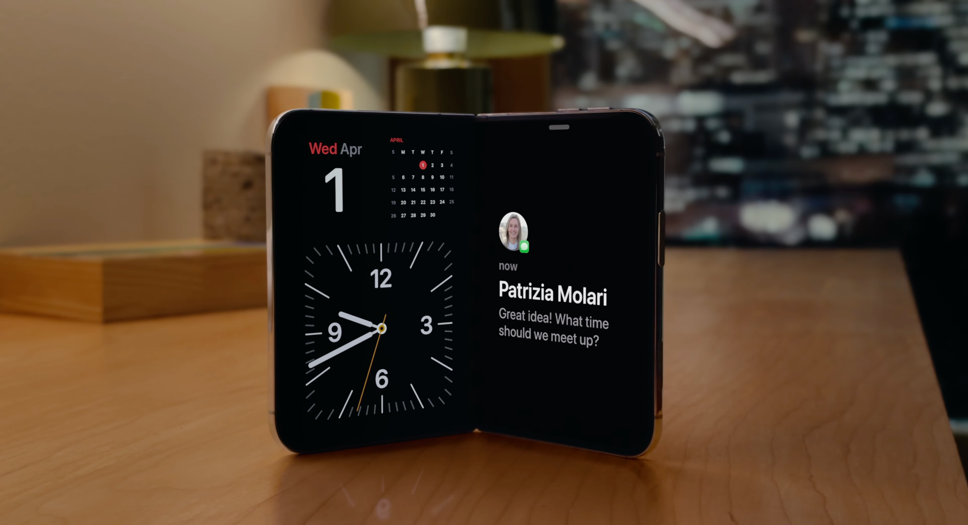 iPhone Duo直立都可顯示時間。