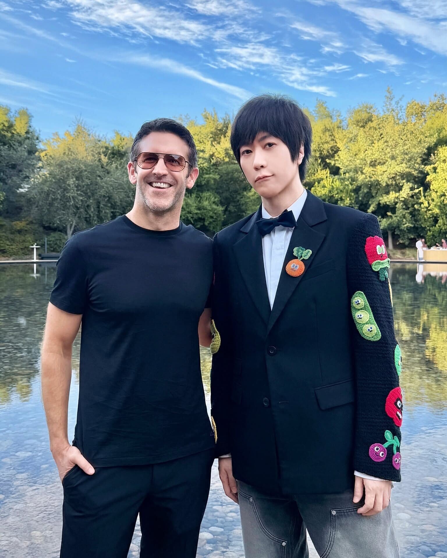 阿信與John Ternus合照。(IG@ashin_ig)