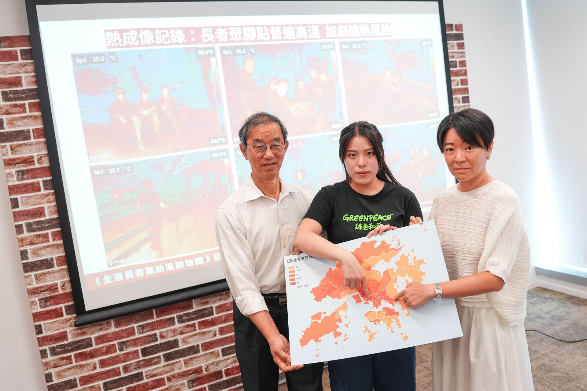 綠色和平聯同香港大學建築學系教授任超及天文台前台長林超英,發布《香港長者酷熱風險地圖》研究,發現全港近四成長者人口居住於中高至高酷熱風險地區。(綠色和平提供)
