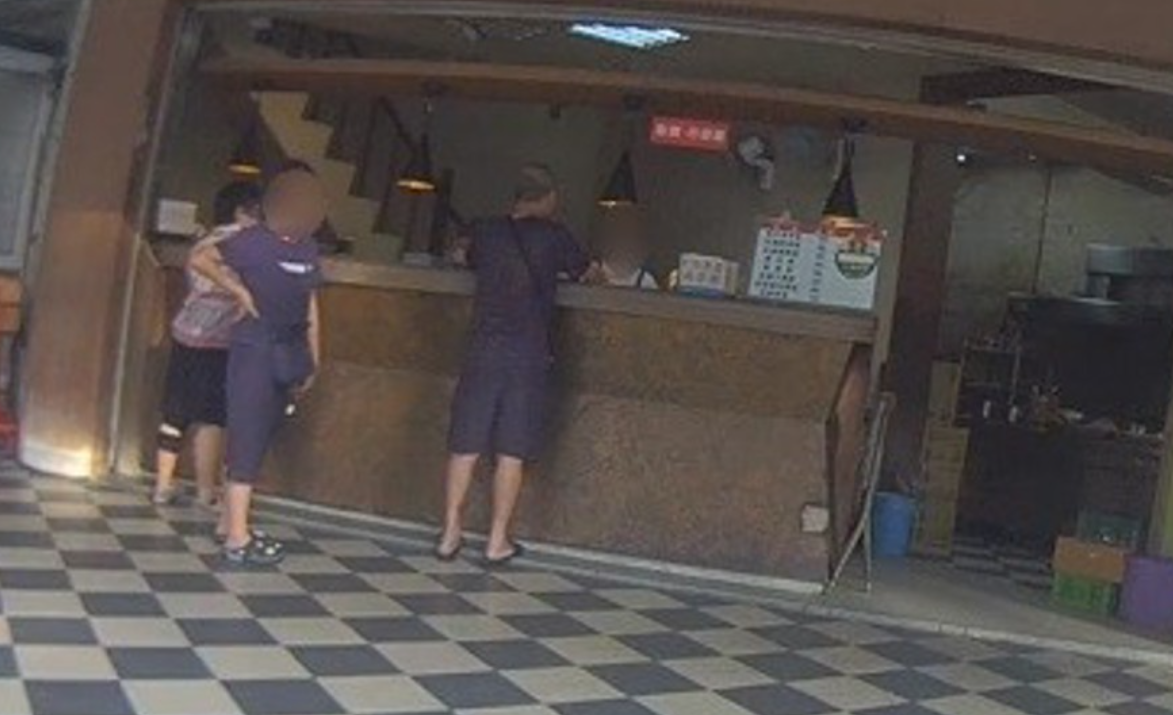 台灣台中一名50歲男子往便當店買晚餐,未料站在櫃檯點餐後,卻突然「石化」靠在櫃檯近30分鐘不動,疑似成為木頭人,店家見狀況不對報警,警員憑經驗判斷男子疑似中風,緊急叫救護車送醫。(影片截圖)