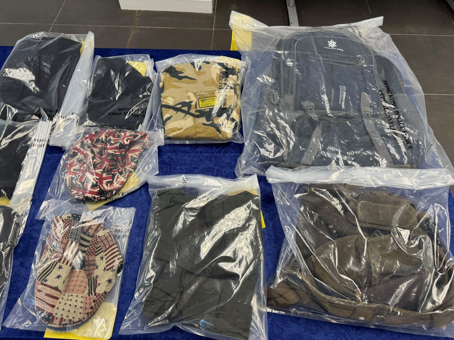 10工廈倉庫遇爆竊失28萬財物,警拘兩雙程證男檢鐵筆電筒等工具。