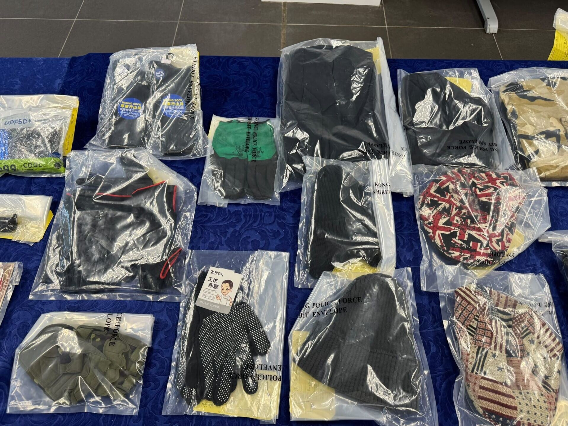 10工廈倉庫遇爆竊失28萬財物,警拘兩雙程證男檢鐵筆電筒等工具。