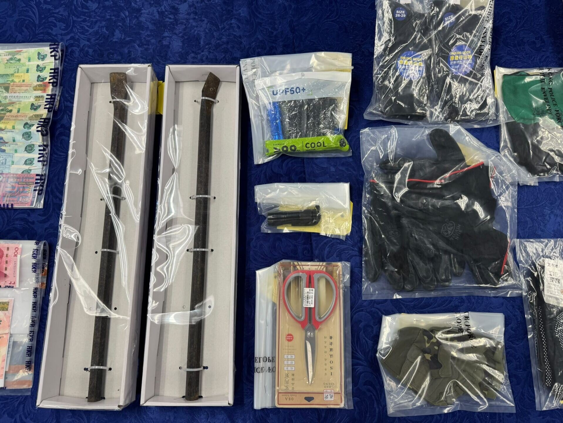 10工廈倉庫遇爆竊失28萬財物,警拘兩雙程證男檢鐵筆電筒等工具。