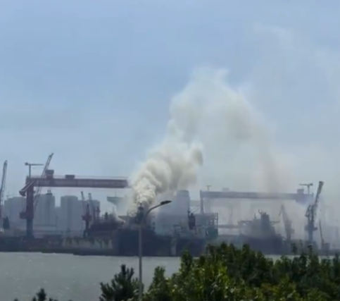 山東青島市北海造船有限公司一艘外籍貨輪靠港維修期間起火,造成重大人員傷亡。(X)