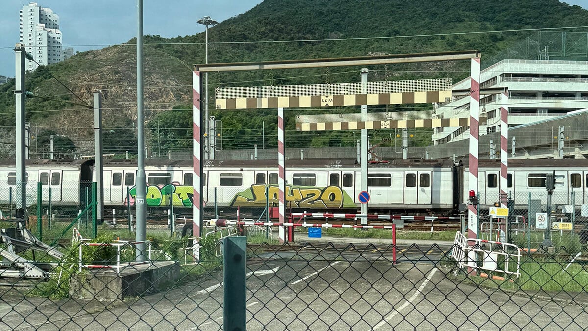 港鐵柴灣車廠一列停泊列車被人塗鴉。(Threads用戶lysses319)