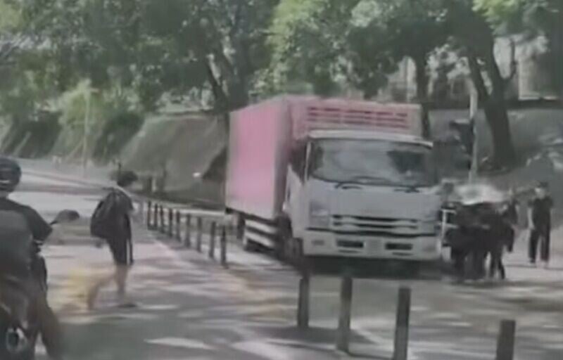 貨車險撞到3名女學生,車身幾乎與學生擦身而過,險象環生。(YT/車CAM特警)