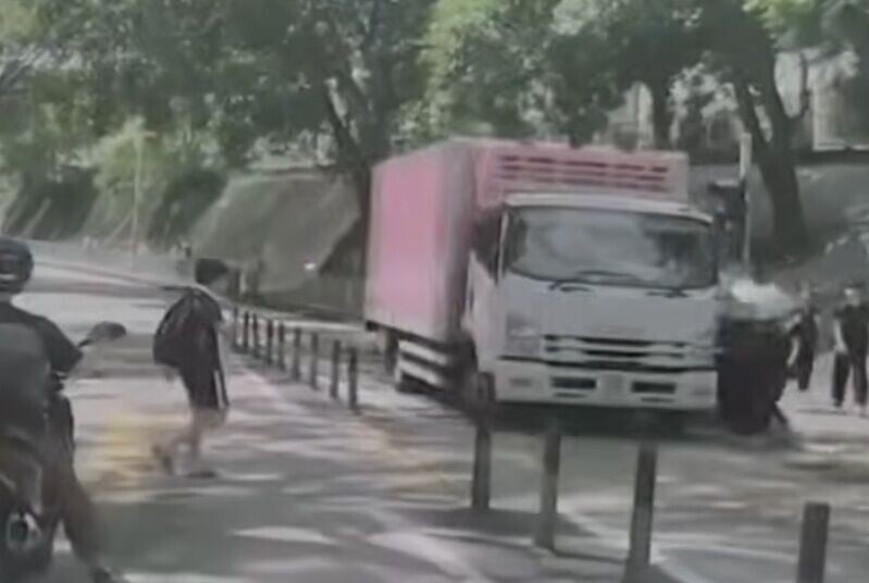 貨車險撞到3名女學生,車身幾乎與學生擦身而過,險象環生。(YT/車CAM特警)