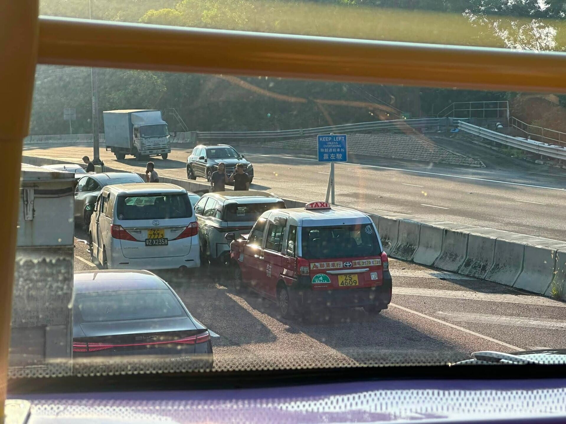 屯門公路往九龍方向近豪景花園有7車相撞事故(屯門公路塞車關注組FB)