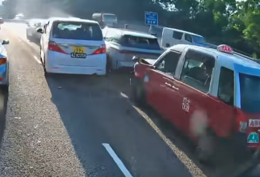 屯門公路往九龍方向近豪景花園有7車相撞事故(車cam L(香港群組)FB)