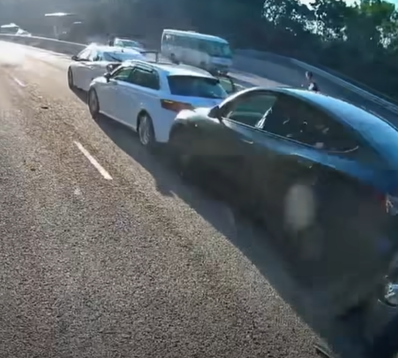 屯門公路往九龍方向近豪景花園有7車相撞事故(車cam L(香港群組)FB)