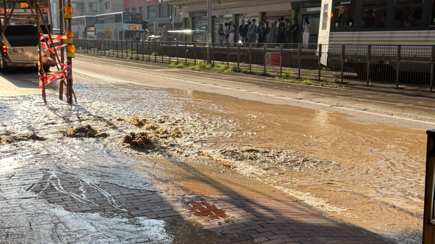 元朗青山公路近大棠路輕鐵站有爆水管事故，大量黃泥水湧出，行人路和馬路有輕微水浸(Threads)