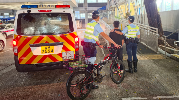 警員於旺角亞皆老街近砵蘭街，拘捕涉案的35歲持雙程證內地男子，並檢取相關的電動單車。(警方圖片)