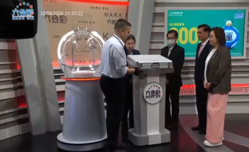 六合彩攪珠機出現罕見故障,沒有號碼球掉落中間管道,須改用後備攪珠機及後備號碼,並由監場嘉賓監察更換過程。(直播畫面)