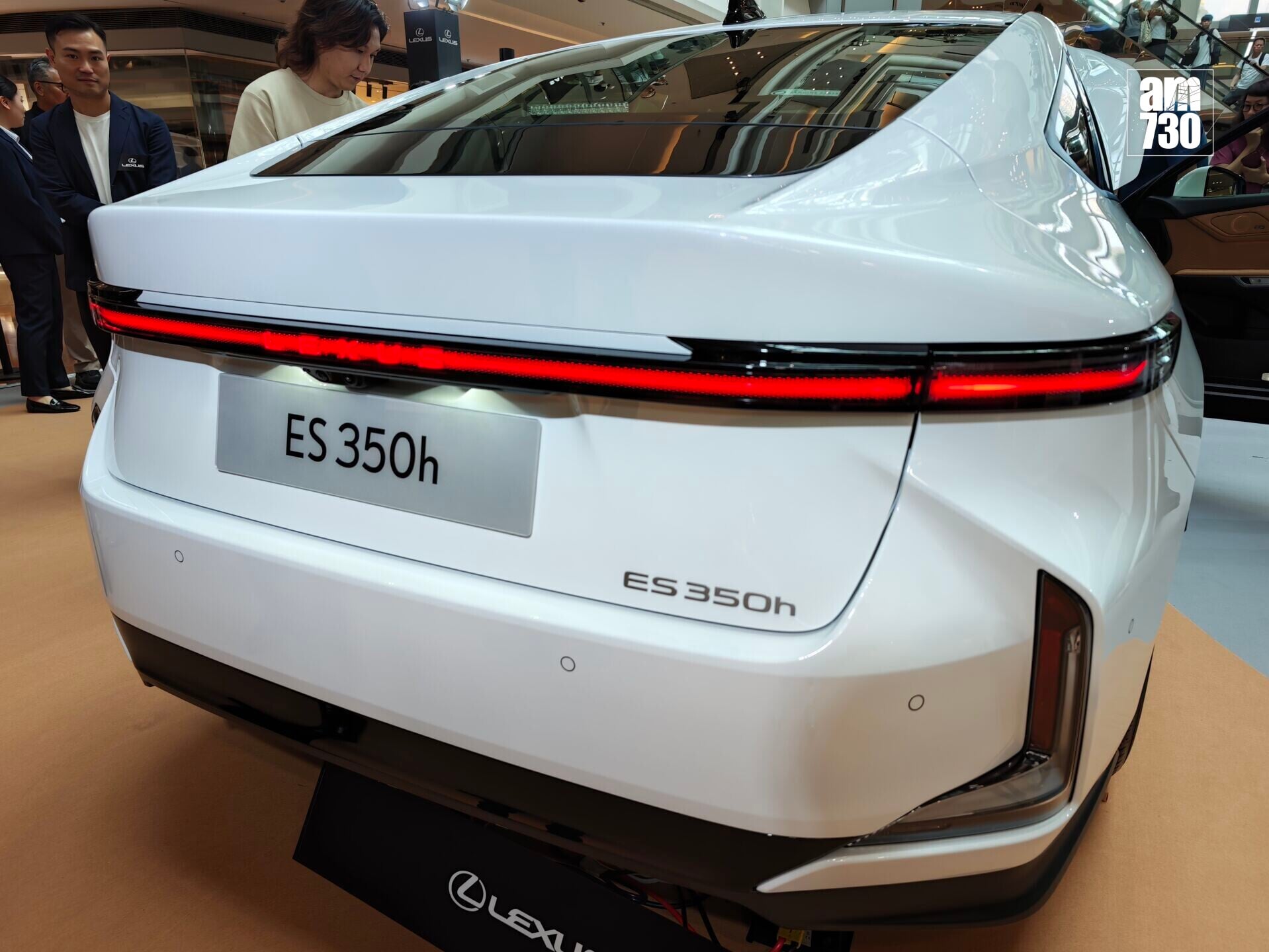 電動車|Lexus ES350h車尾設計一致。