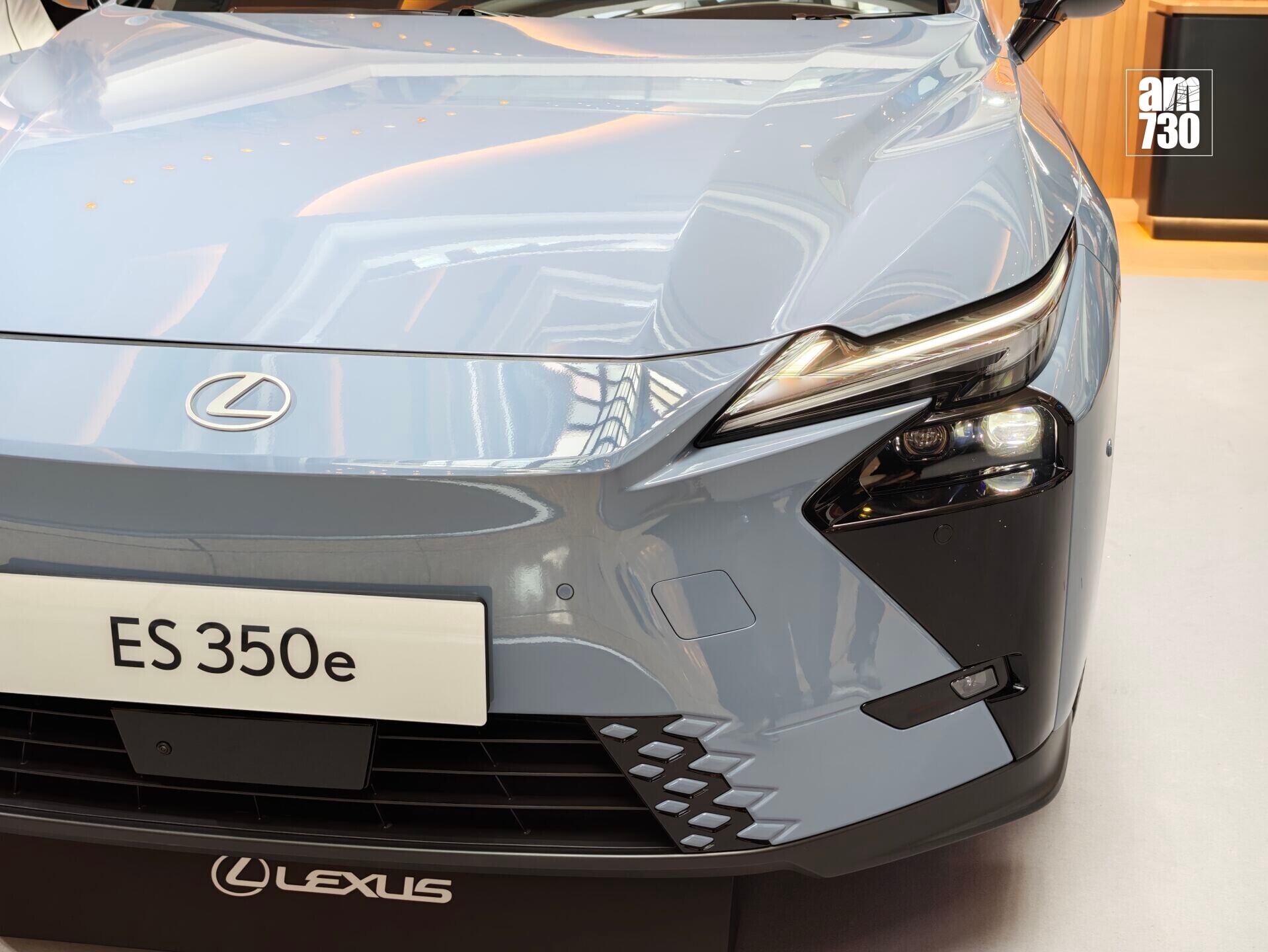電動車|Lexus ES350e搭載標誌性剔形矩陣頭燈。