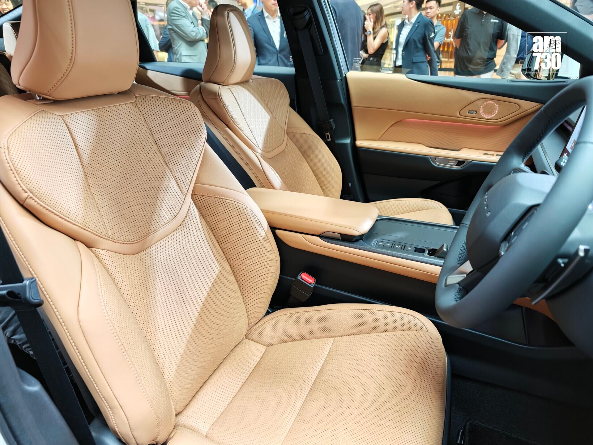 電動車|Lexus ES第八代車廂配置豪華實用,混能版提供淺杏色設計。