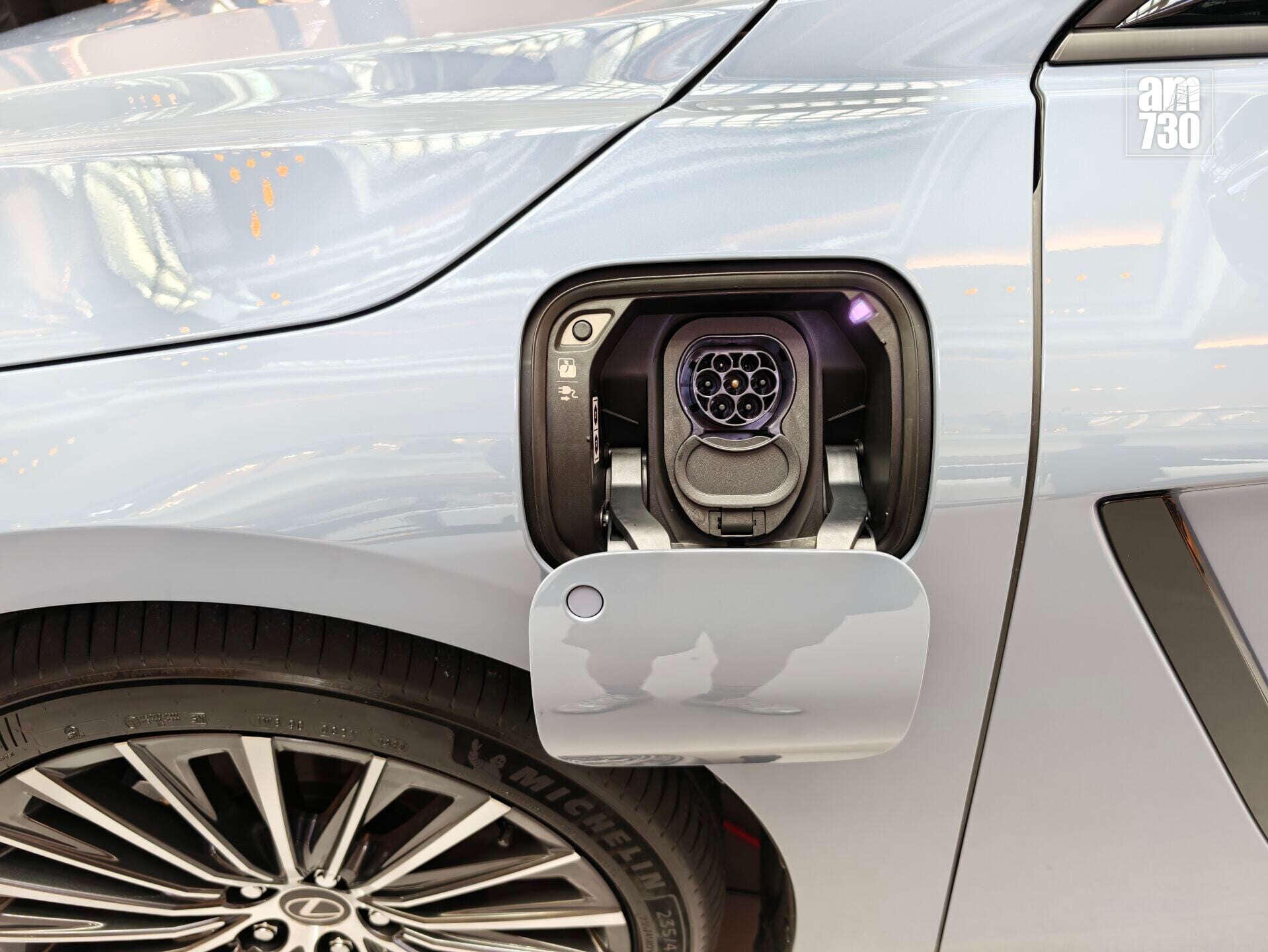 電動車|ES350e搭載74.68 kWh鋰電池組,支援22kW AC中充與150kW DC快充。