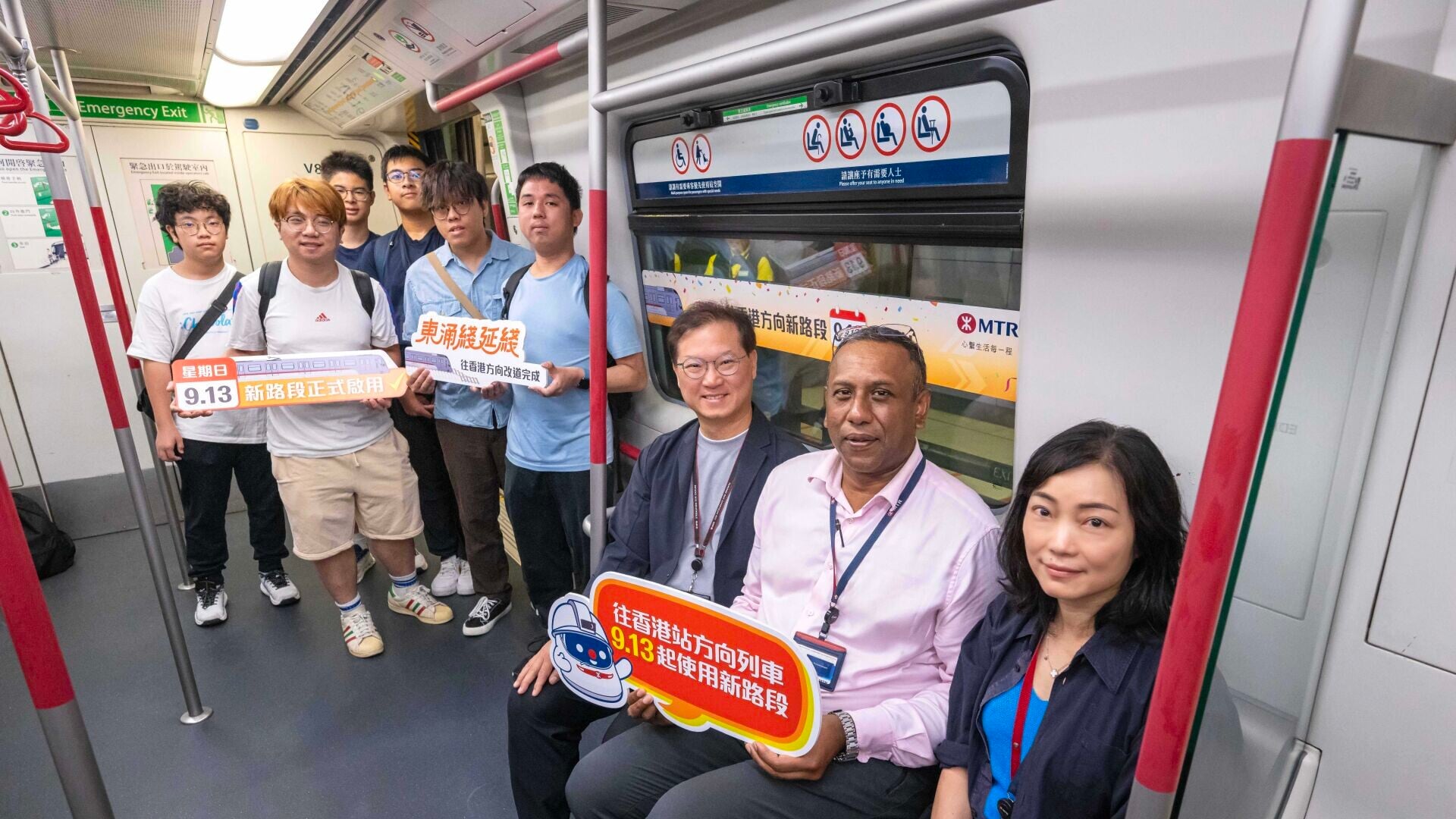 (1) 港鐵公司機場鐵路總管呂幹貽先生(右三）、總經理－大嶼山及新界南工程項目彭立航先生（右二），以及工程管理主管－大嶼山梁寶寶女士（右一）今早與鐵路迷及乘客乘搭首班列車，共同見證東涌綫延綫項目邁進新里程。