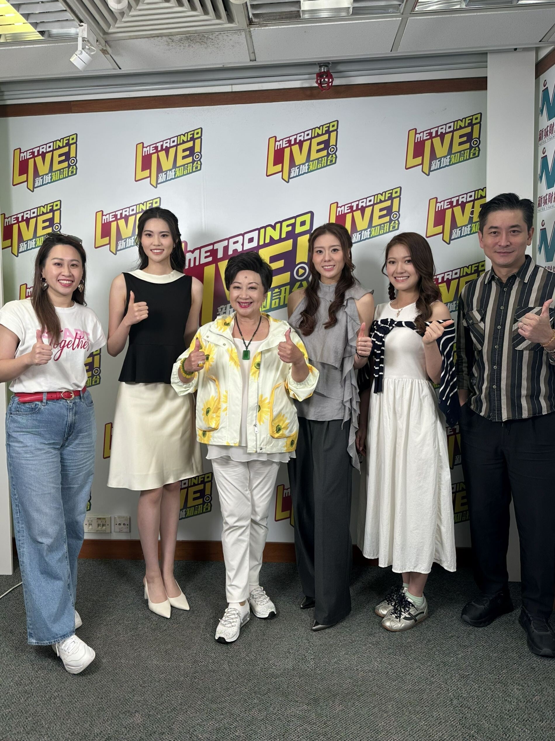 (左起)應屆《港姐》鄧匡閔、袁絲珩及李澤欣與《開心大派對》節目主持薛家燕、范振鋒及思敏合照。