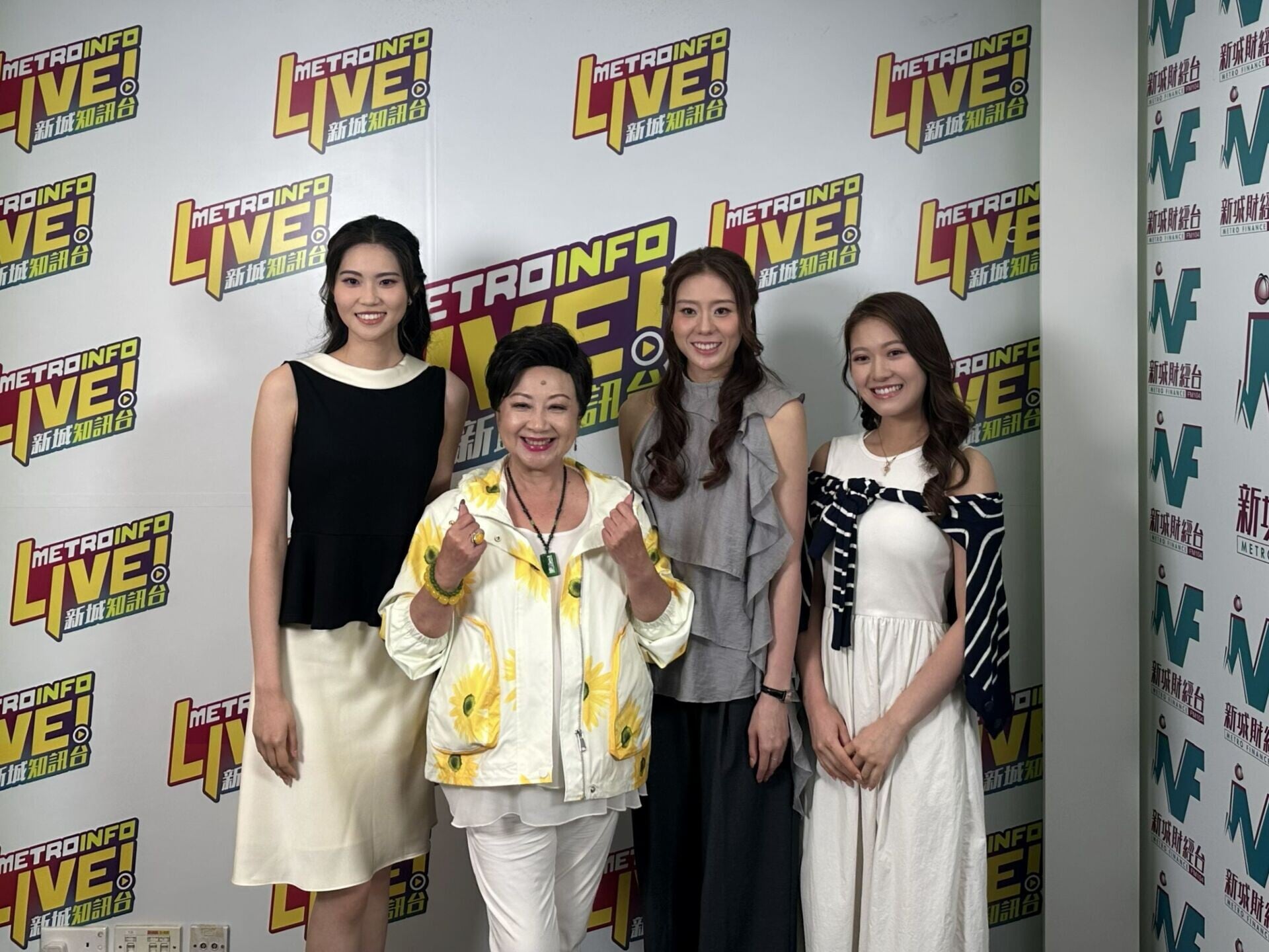 (左起)鄧匡閔、袁絲珩及李澤欣與《開心大派對》節目主持薛家燕合照。