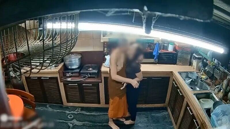 CCTV揭赫見龍婆卓與一名女弟子在禪房內日常用膳的桌子上發生性關係,亦多次有性接觸。(X)