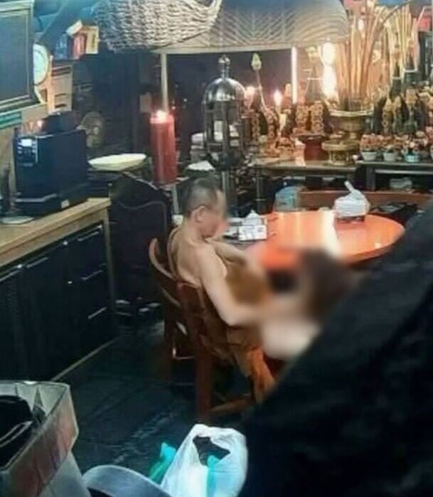CCTV揭赫見龍婆卓與一名女弟子在禪房內日常用膳的桌子上發生性關係,亦多次有性接觸。(X)