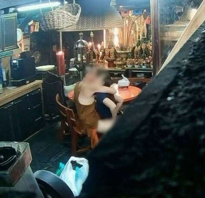 CCTV揭赫見龍婆卓與一名女弟子在禪房內日常用膳的桌子上發生性關係,亦多次有性接觸。(X)