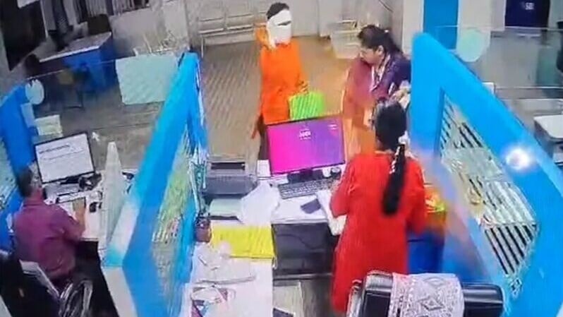 持「辣椒粉」打劫銀行 印男戴面具追著職員狂撒辣椒粉(有片)