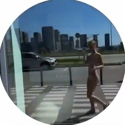 俄羅斯網紅直播全裸遊街