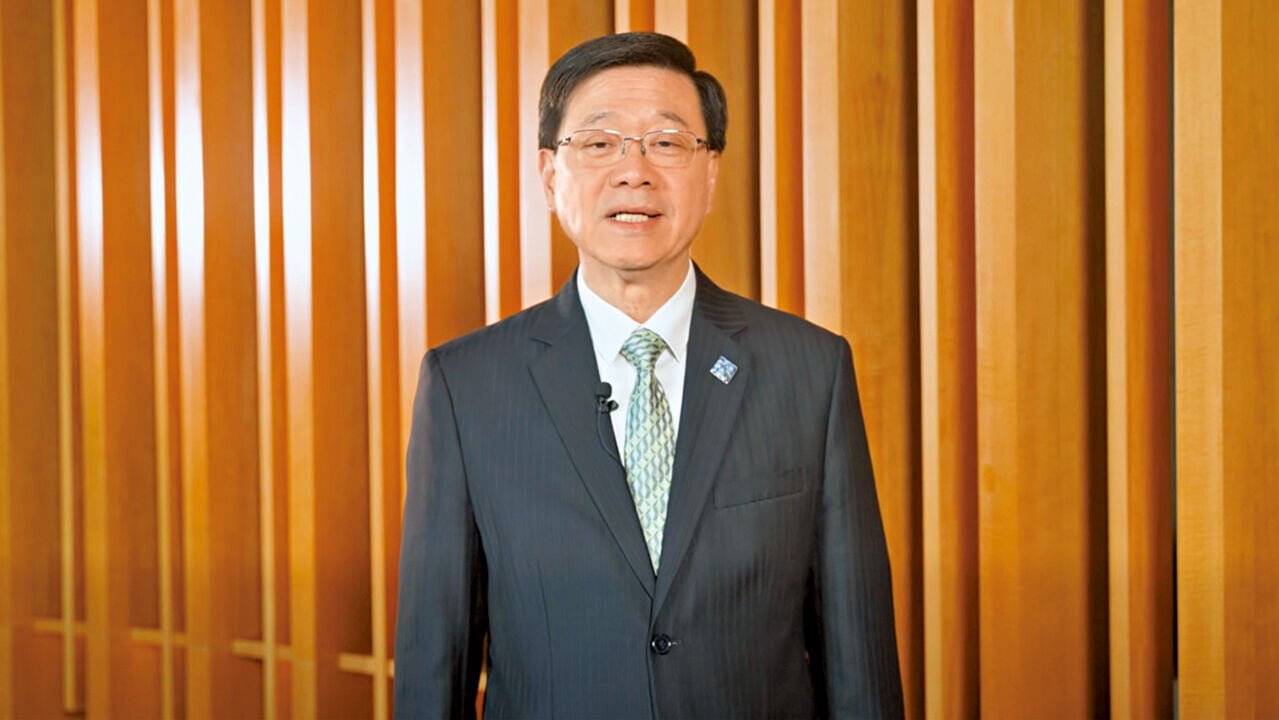 李家超周三將佩戴綠色領呔及藍色襟章。