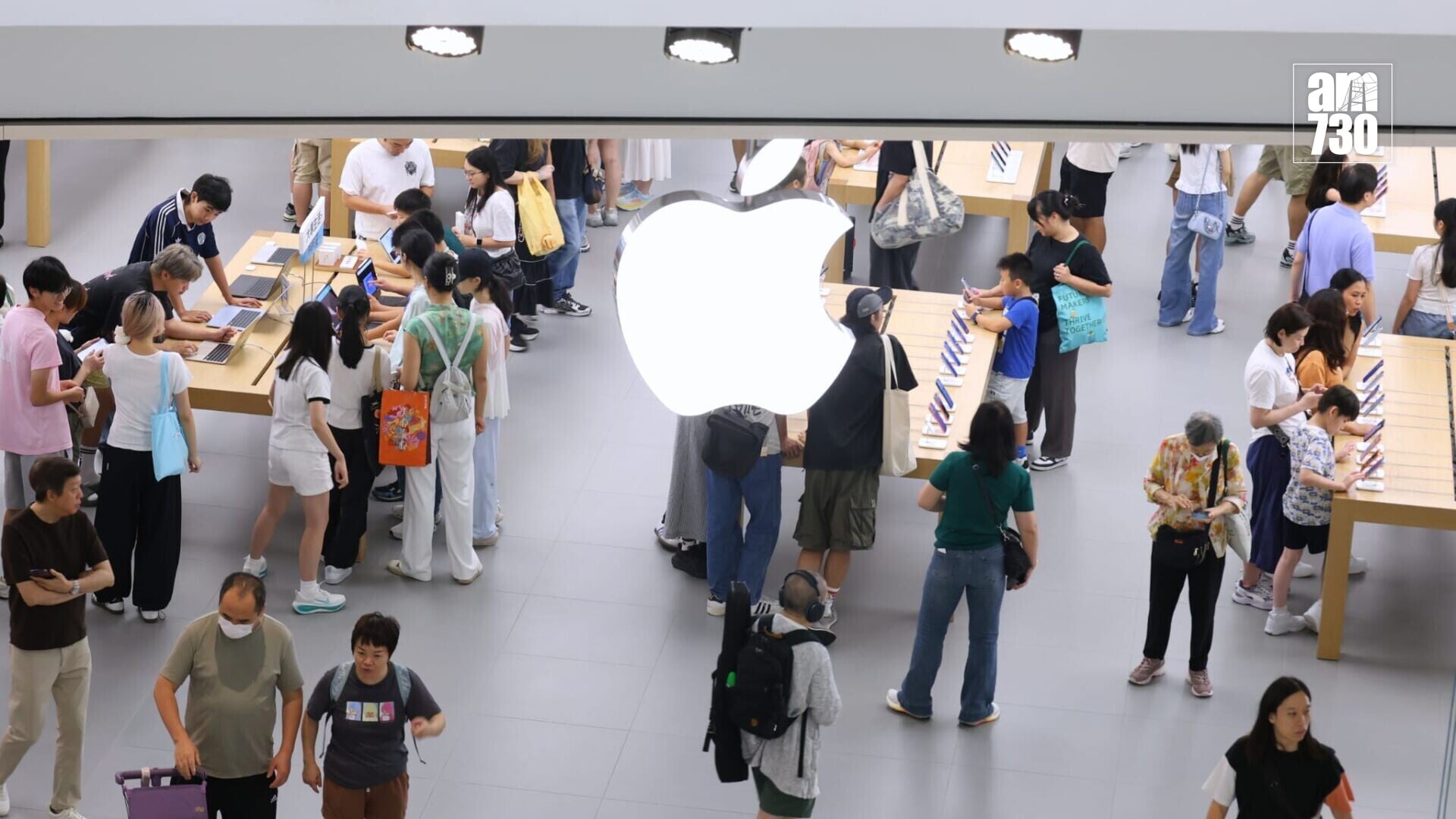 蘋果最新iPhone 18 Pro及iPhone 18 Pro Max開放預購，警方接獲超過700人報案，指懷疑其信用卡被盜用於網上購買智能電話。(林俊源攝)