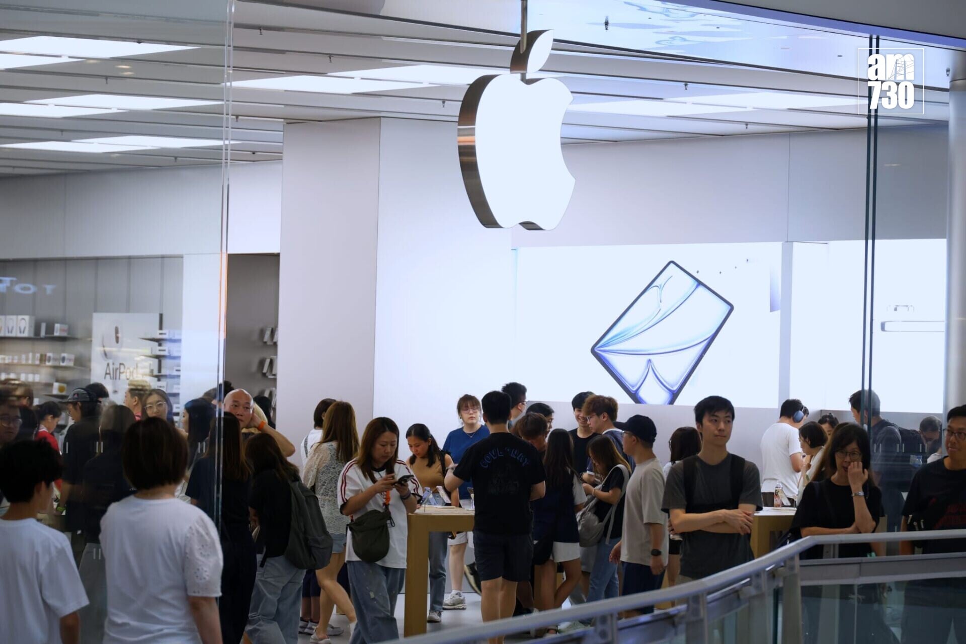 蘋果最新iPhone 18 Pro及iPhone 18 Pro Max開放預購,警方接獲超過700人報案,指懷疑其信用卡被盜用於網上購買智能電話。(林俊源攝)