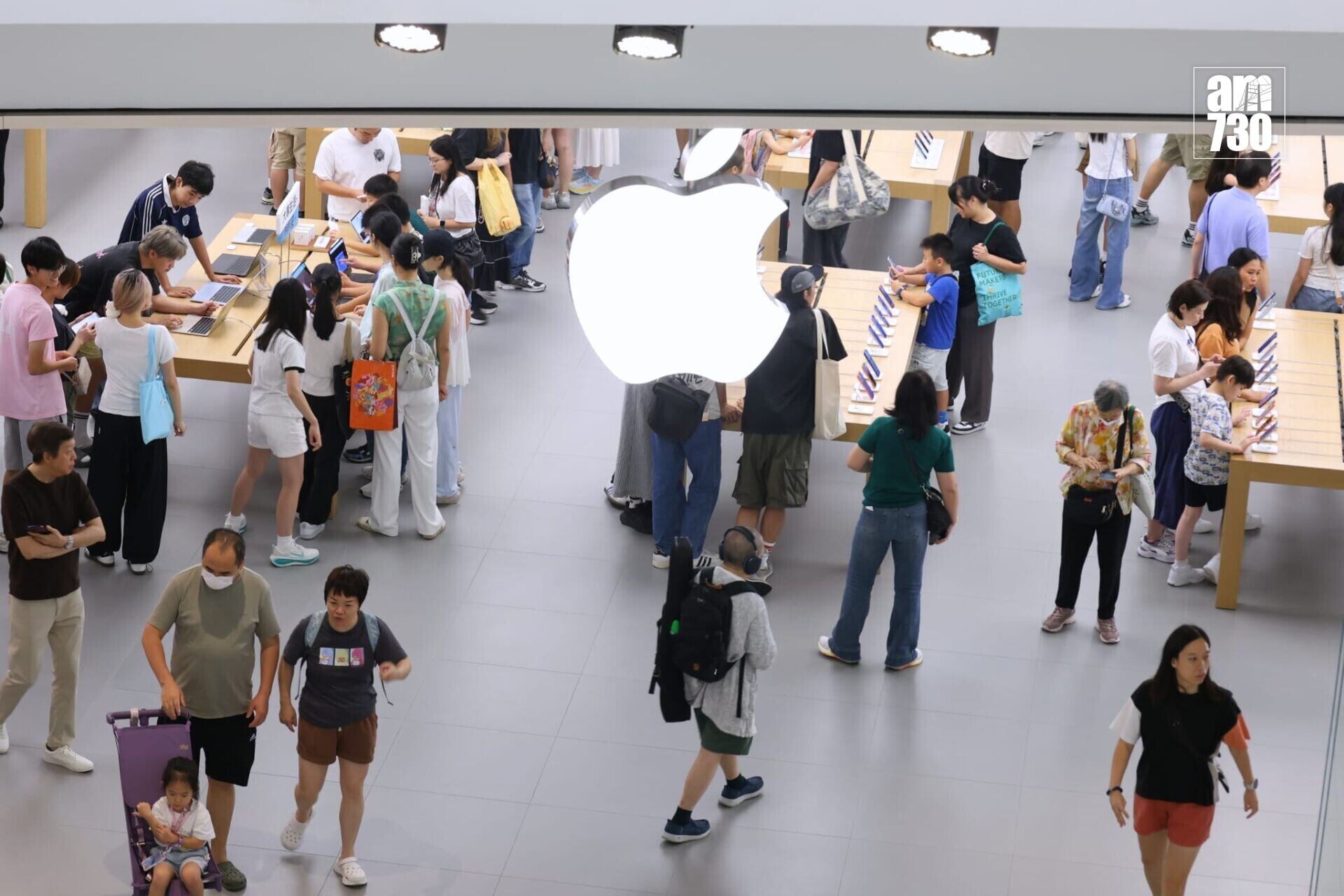 蘋果最新iPhone 18 Pro及iPhone 18 Pro Max開放預購,警方接獲超過700人報案,指懷疑其信用卡被盜用於網上購買智能電話。(林俊源攝)