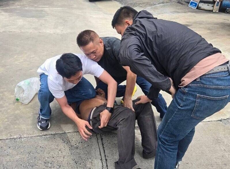 警方於10日下午拘捕Sutthichai Boonlert,他當時衣著與犯案當日一樣。(X)