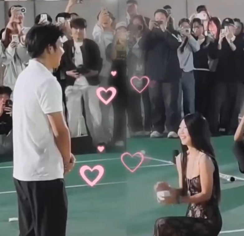 河北石家莊美術學院校園操場,一名女生向男方單膝跪地求婚(微博影片)