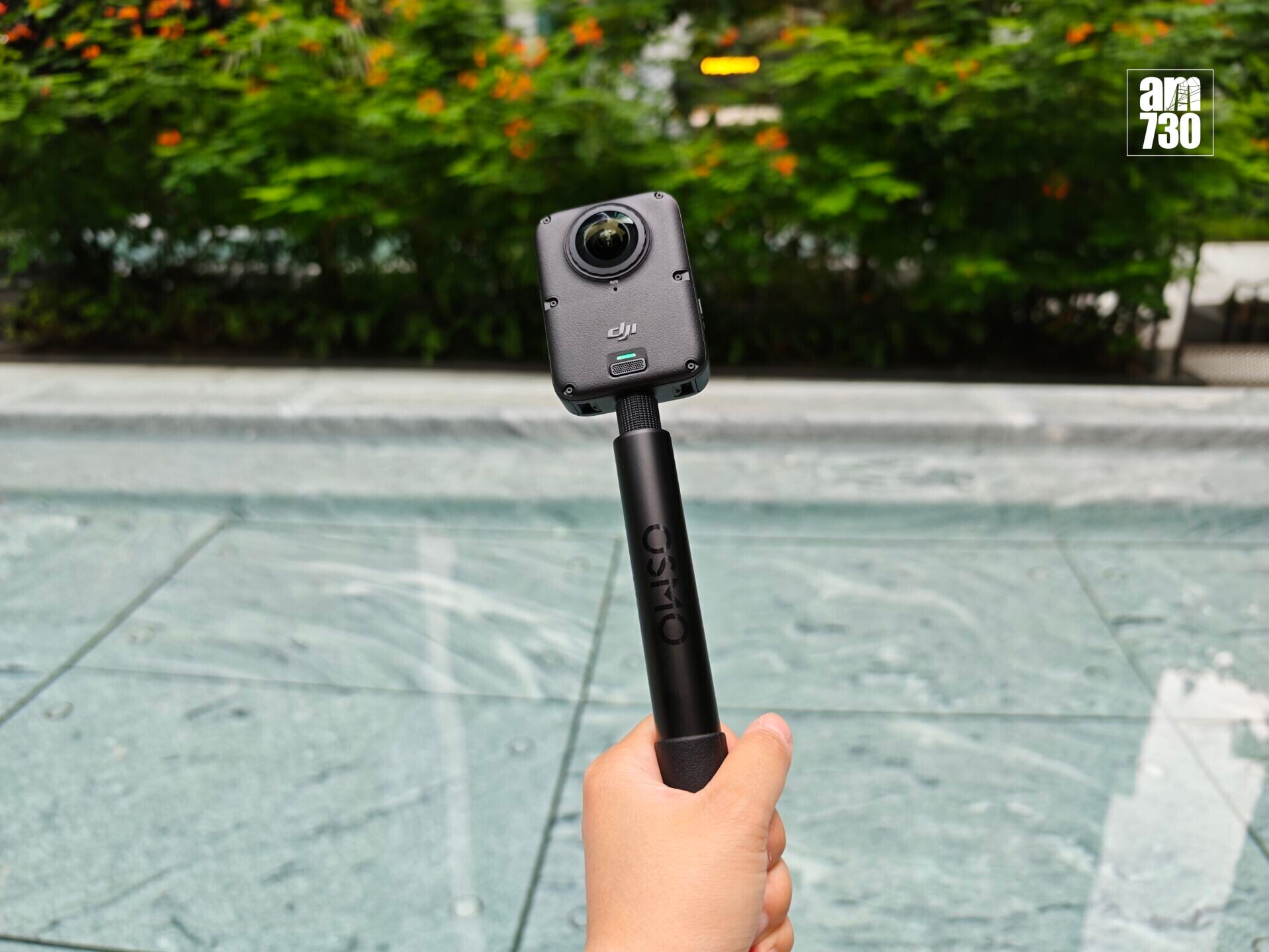 DJI Osmo 360 II配合隱形自拍桿使用。