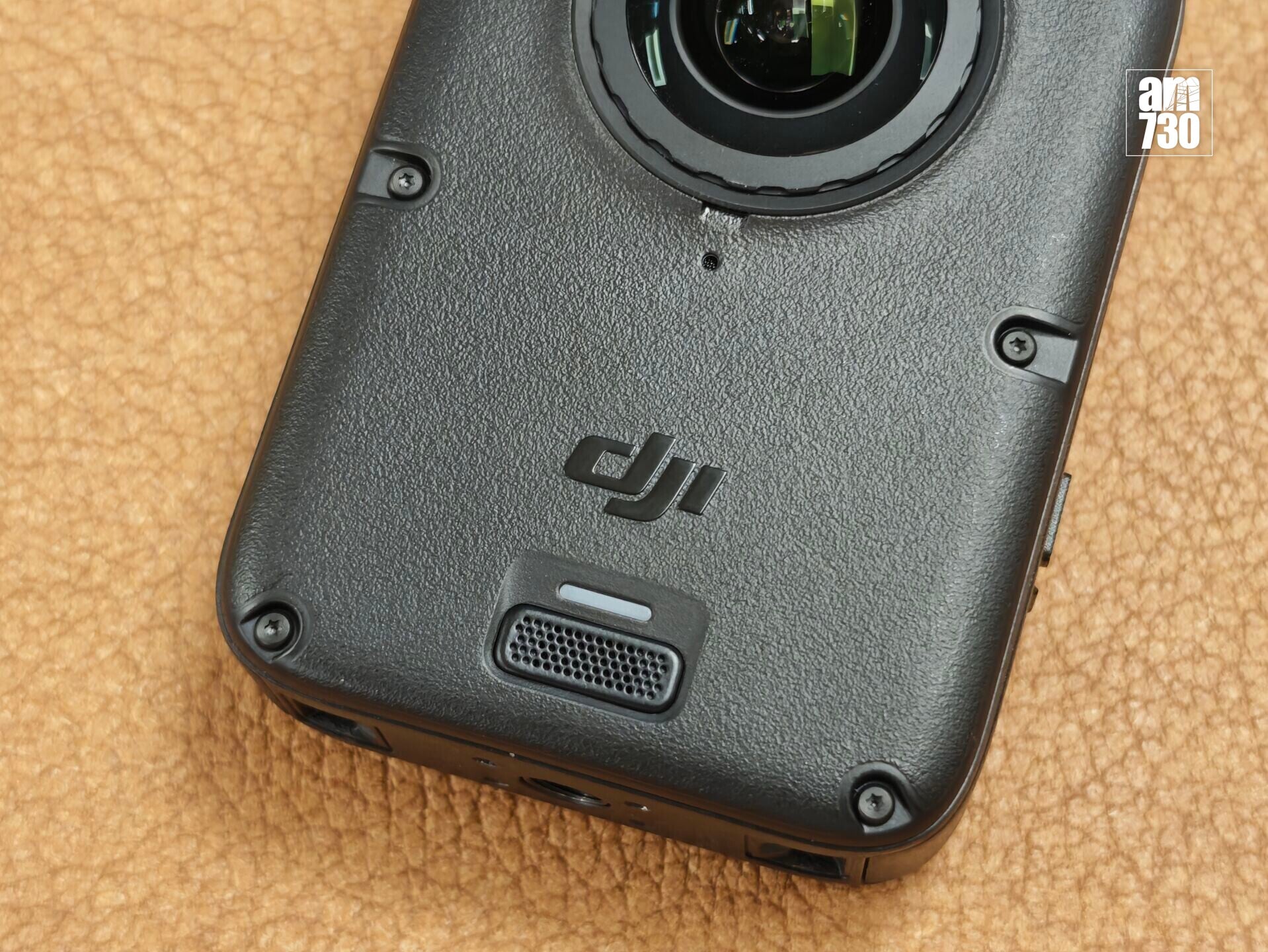 DJI Osmo 360 II機身配備四陣列咪高峰系統。