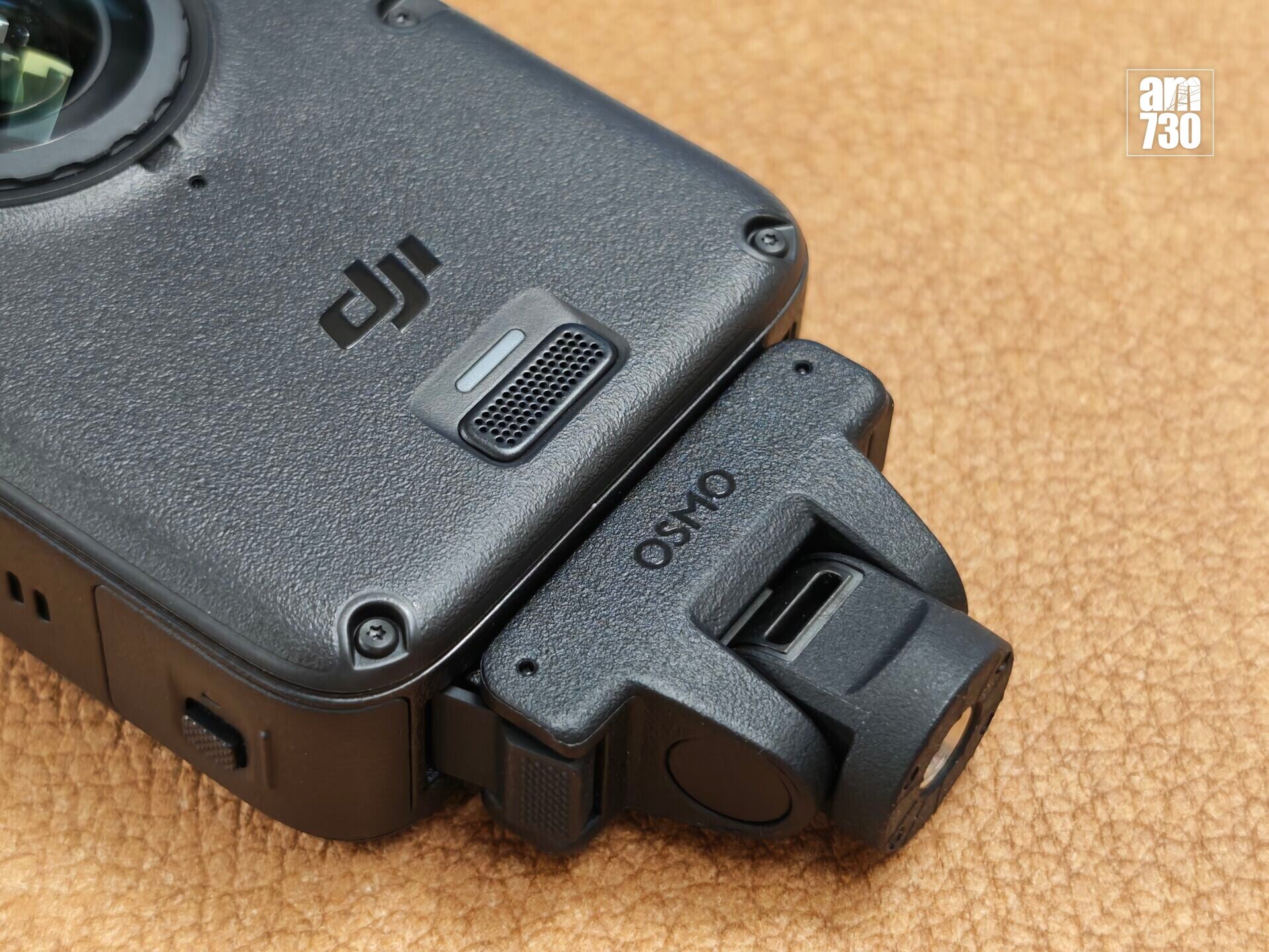 DJI Osmo 360 II雙向磁吸快拆扣可輕鬆換配件。