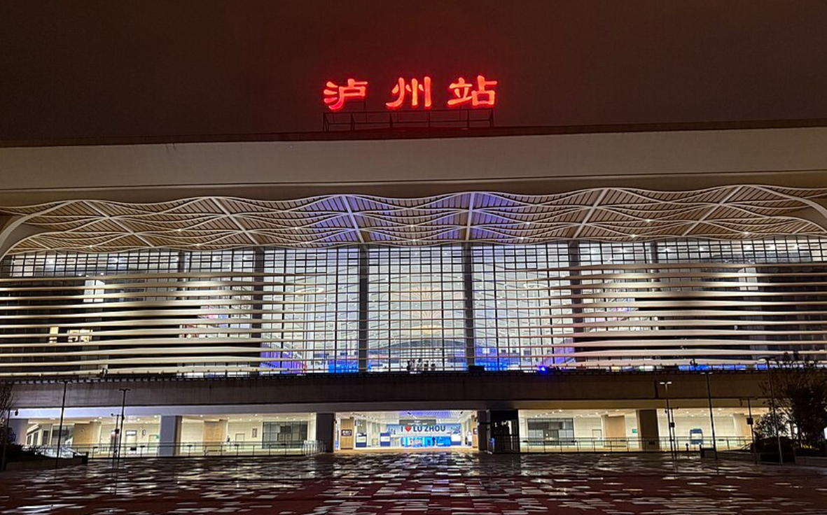 同位於四川省瀘州市的瀘州站與瀘州東站僅一字之差,但後者距離瀘州市區約30公里。